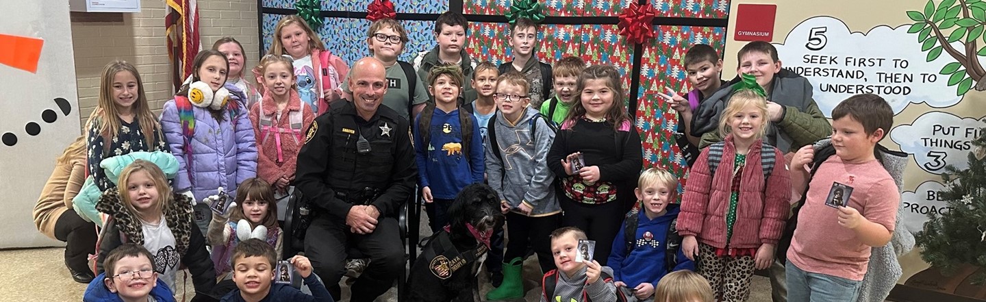students with a deputy sheriff and his K9 dog
